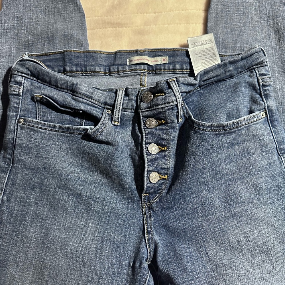 Levi’s 311 shaping skinny ankle size 30